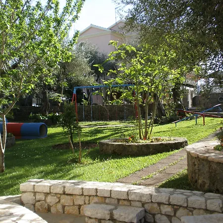 Mathraki Apartman Guviá